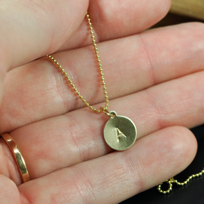 14K Gold - geben Sie bitte personalisierten Brief Halskette - Kugelkette - Klein Arial Font - Hand Stamped - nach Maß - Kristin Noel Designs