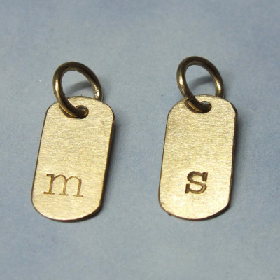 14k Solid Gold Inital Tag - 14k Dog Tag Style Er - 14 Karat Gold Initial Tag - hinzufügen 14k A Charm - Initial Anhänger - Kleinschreibung Schreibmaschine Schriftart