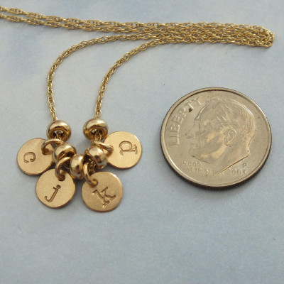 14k Solid Gold superkleinem Anfängliche Halskette - kundenspezifische 6mm Anfangscharme - 1 4" 14k Tiny personifizierte Charme Halskette für Mamma - Schwester - BFF. Ehefrau