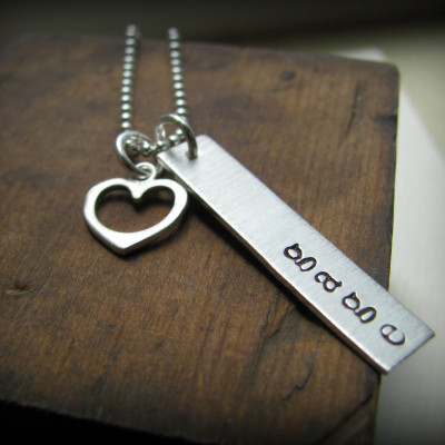 Custom Name Sterling Silber Rechteck Halskette mit Herz Charme in Sterling Silber Hand Stamped für den Valentinstag