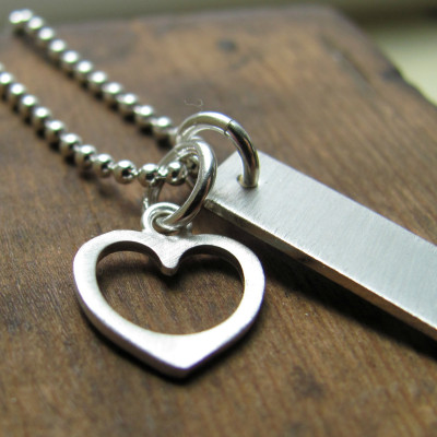 Custom Name Sterling Silber Rechteck Halskette mit Herz Charme in Sterling Silber Hand Stamped für den Valentinstag