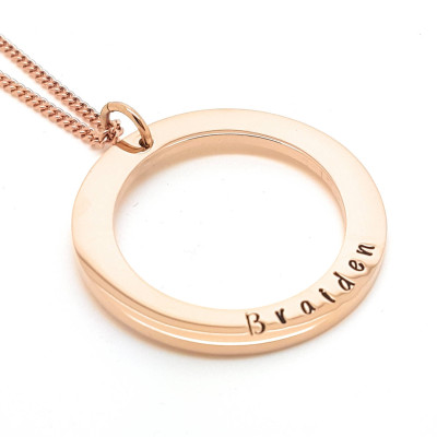 Eleganter minimalistischer Ebene Kreis in Rose Gold mit persönlichem Text und stieg Goldkette - Geschenkkasten - Hand Stamped hypoallergen