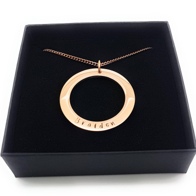 Eleganter minimalistischer Ebene Kreis in Rose Gold mit persönlichem Text und stieg Goldkette - Geschenkkasten - Hand Stamped hypoallergen