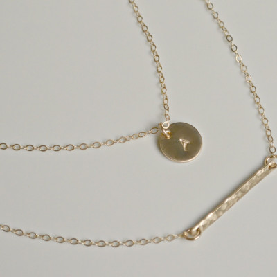 Gold Doppelstrang Initial Halskette Gold oder Silber Layering Halskette Personalisierte Halskette Hammered Bar Layering Halskette Satz von zwei