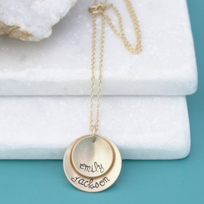 Gold Mom Halskette mit Kindernamen Layered 14k Gold füllen Runde Platte Anhänger mit Namen Stamped Halskette Gold Mom Mutter Necklace