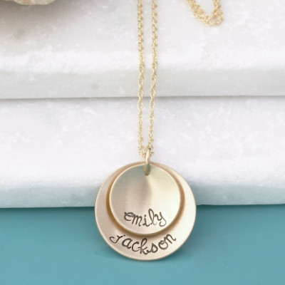 Gold Mom Halskette mit Kindernamen Layered 14k Gold füllen Runde Platte Anhänger mit Namen Stamped Halskette Gold Mom Mutter Necklace