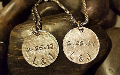 Personalisierte Paarketten: Eure Geschichte in Silber gefasst