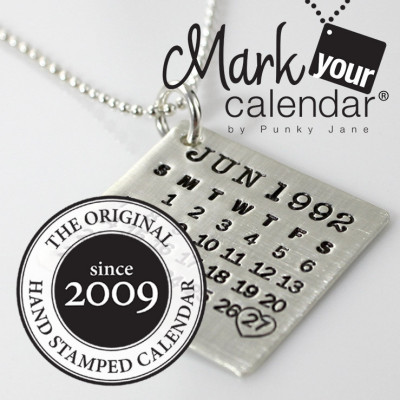 Hand Stamped Mark Ihre Kalender Halskette für Datum Sterling Silber Collier mit großen Namen Charme und Kristall personifizierte
