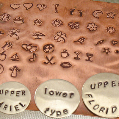 Hand Stamped Mutter Personalisierte Schmuck Vier Sterlingsilber mit Monogramm gestapelten Scheiben Für eine Großmutter oder Urgroßmutter