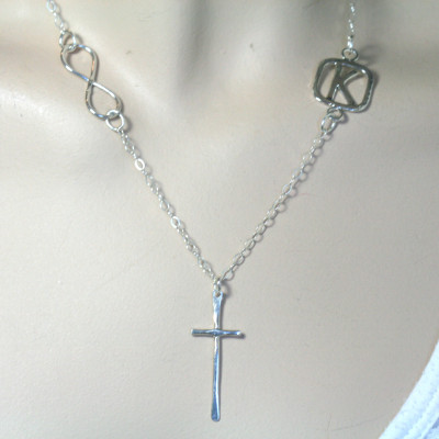 Erste Halskette seitlich - Kreuz Halskette - Unendlichkeit Kreuz Halskette aus Sterling Silber - Kreuz Anhänger Frauen Initial K - Amuletten für Frauen