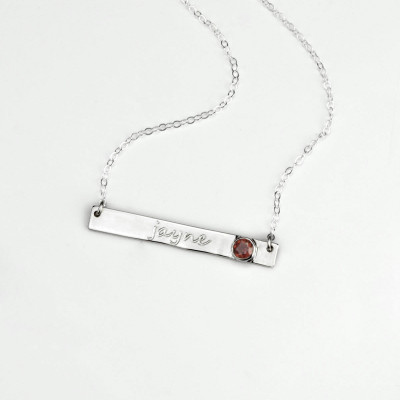 Januar birthstone Namenskette - personifizierter Garnet Halskette - Silber mit eingraviertem Bar Halskette Gravierte Namenskette Edelstein auf Bar Halskette
