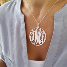 Deine persönliche Monogramm Halskette: Glanz, Handwerk & Herzenssache