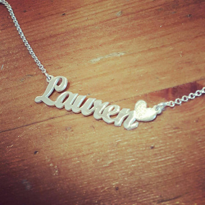 Lauren Namenskette Herz Art Halskette - um jegliche NAMEPersonalized Typenschild Mutter Tag Geschenk Matte Finish Halskette Lauren Entwurf