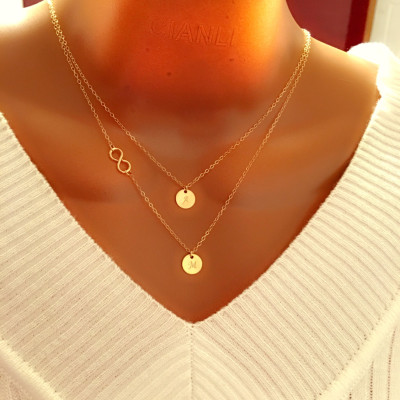 Layered Unendlichkeit und Initialen Halskette - personifizierte gravierte Halskette - personalisierte Discs - personalisierte Geschenk - Geschenk für ihre Mutter Schwester Frau