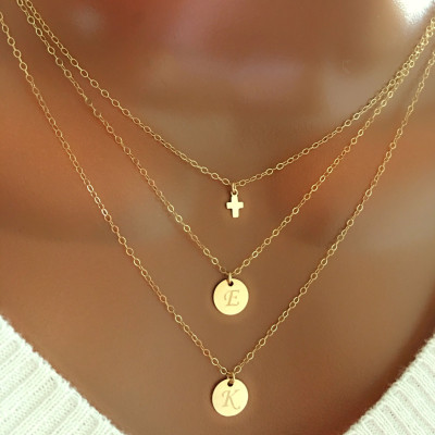 Layered winziges Kreuz und Scheibe Halskette - Alle 14K Gold gefüllt - personalisierte Halskette - personalisierten Brief - personalisiertes Geschenk