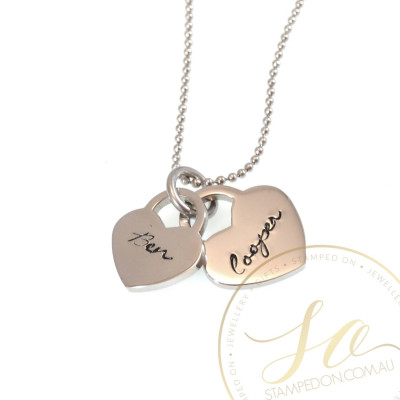 Personalisierte Hand Stamped Anhänger aus Edelstahl in Silber, Gold und Roségold - Verschlossenes Herz Duo