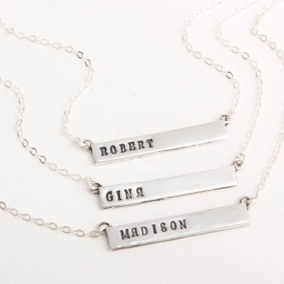 Typenschilds Bar Halskette in Silber - Personalisierte Stamped Silver Bar Halskette mit Namen oder Initiale. Perfekte Abschluss Geschenk oder Weihnachtsgeschenk