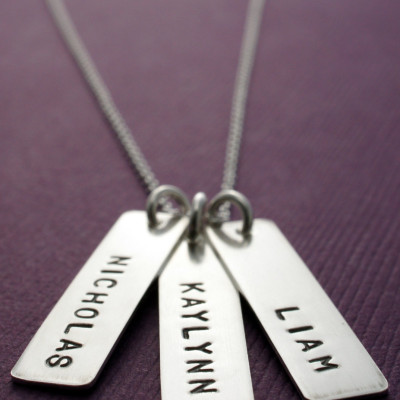 Personalisierte Baby Name Halskette DREI handgestempelt Namen Anhänger in Sterling Silber rechteckig Bar Halskette Geschenke für Mutter oder Großmutter
