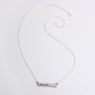 Personalisierte Bar Halskette - Handmade in Sterling Silber - gestempelt Silberbarren Halskette mit Nummernschild. Stamped Namenskette in Silber.