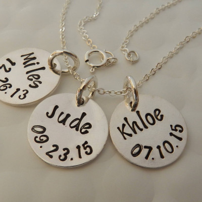 Personalisierte Geschenke für Mama - Drei Namenshalskette - Kinder Namen und Datum Halskette - Custom Hand Stamped - Geschenk von Tochter Sohn - Geschenk von Ehemann
