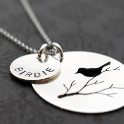 Personalisierte Mutter Vogel Halskette Vogel auf Zweig Halskette Hand gezeichnet - geschnitten - und Stamped Sterling Silber Charm mit Baby Namen