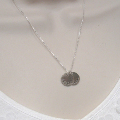 Personalisierte Mutter Halskette - Oma Halskette - Sterling Silber - zwei Scheiben - handgestempelt - Mama - Mami - Mutter - Geschenk für Mutter - Geschenk für Oma