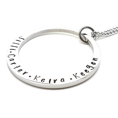Plain Silver Circle Anhänger mit personalisierter Text Silber Halskette und Geschenk Box inklusive - Hand Stamped Qualität chirurgischer Stahl hypoallergen