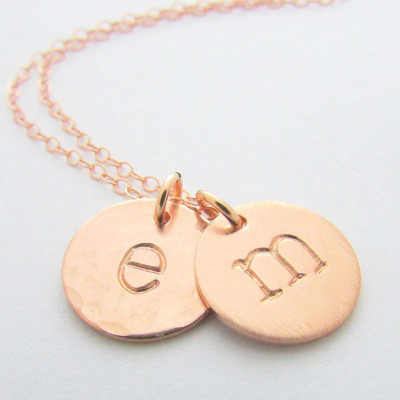 Rose Gold Initial Halskette mit Brief Charms | Gebürstet Hammered Shiny | 14K Gold Filled