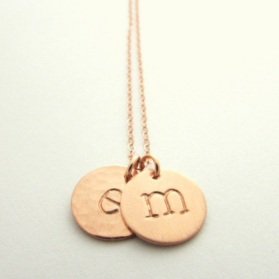 Rose Gold Initial Halskette mit Brief Charms | Gebürstet Hammered Shiny | 14K Gold Filled