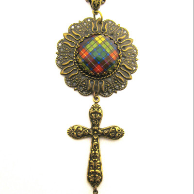 Scottish Tartan Schmuck Ancient Romance Serie Buchanan Repousse Kreuz Medaillon Halskette mit Smaragd Böhmische Glas Gem