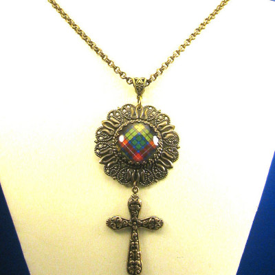 Scottish Tartan Schmuck Ancient Romance Serie Buchanan Repousse Kreuz Medaillon Halskette mit Smaragd Böhmische Glas Gem