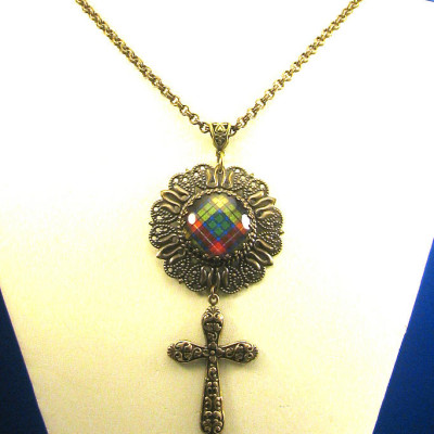 Schottischer Tartan Schmuck - Ancient Romance Serie Buchanan Repousse Kreuz Medaillon Halskette mit Smaragd und böhmischen Glassteinen