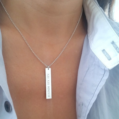 Silver römische Ziffer Halskette kundenspezifische Datum Bar Individuelle Gravur retten Sie das Datum Halskette römische Ziffer Anhänger VerticalDate Anhänger