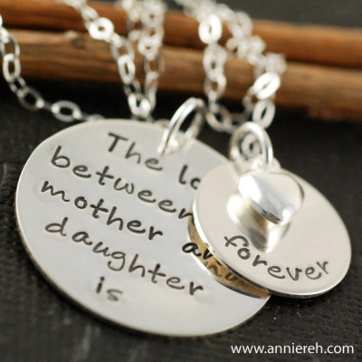 Die Liebe zwischen Mutter und Tochter ist für immer - Mutter Tochter Halskette - Hand Stamped Mommy Halskette - Muttertag Geschenk - Geschenk für Mama
