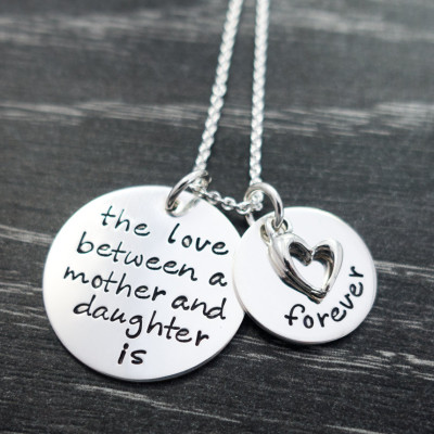 Die Liebe zwischen einer Mutter und Tochter ist für immer personalisierte Hand Stamped Halskette