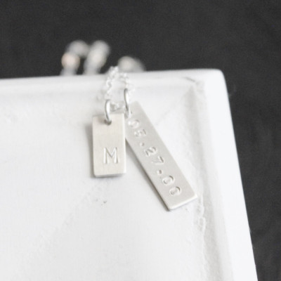 Tiny Initial Halskette - Dainty Halskette - Datum und Anfangshalskette - personifizierte Halskette - Amuletten - neue Mamma Geschenk - Abschluss Geschenk