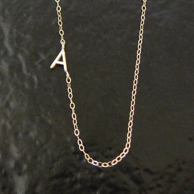 Tiny Sideways Initial Halskette Einzelne oder mehrere Initialen 14K SOLID GOLD - Brief Halskette - wie auf Audrina Patridge und Mila Kunis