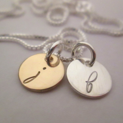 Valentinstag Geschenk für Sie Mini Initialen Halskette 14 kt Gold und Sterlingsilber Halskette Personalisierte Tiny Gold Disk Halskette