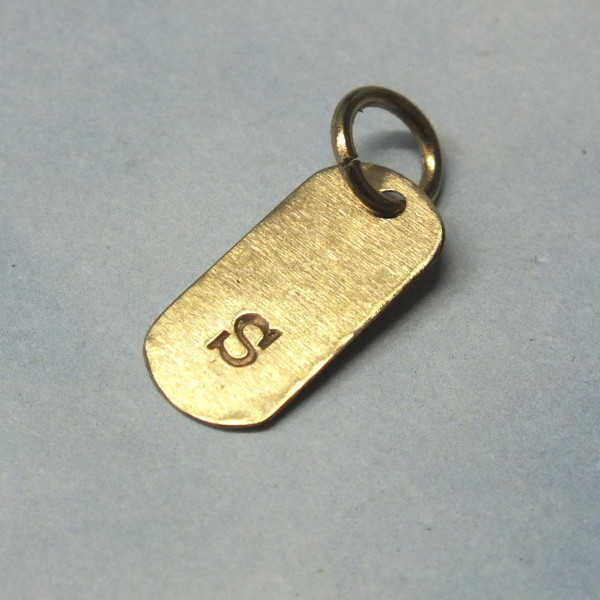 14k Solid Gold Inital Tag - 14k Dog Tag Style Er - 14 Karat Gold Initial Tag - hinzufügen 14k A Charm - Initial Anhänger - Kleinschreibung Schreibmaschine Schriftart