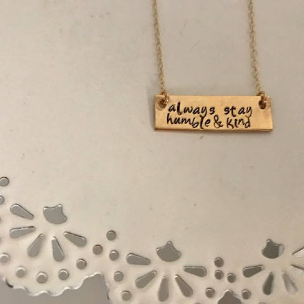 Immer bescheiden bleiben und Art Halskette | Gold Bar Halskette | Stamped Goldbarren Halskette | Song Lyric | Tim McGraw Zitat | Song Lyric Halskette