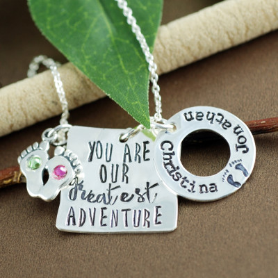 Baby Name Halskette - Geburtstag Schmuck - Sie sind unser größtes Abenteuer - Mütter Baby Fuß Halskette - personifizierte Mom Halskette - Geschenk für Mamma