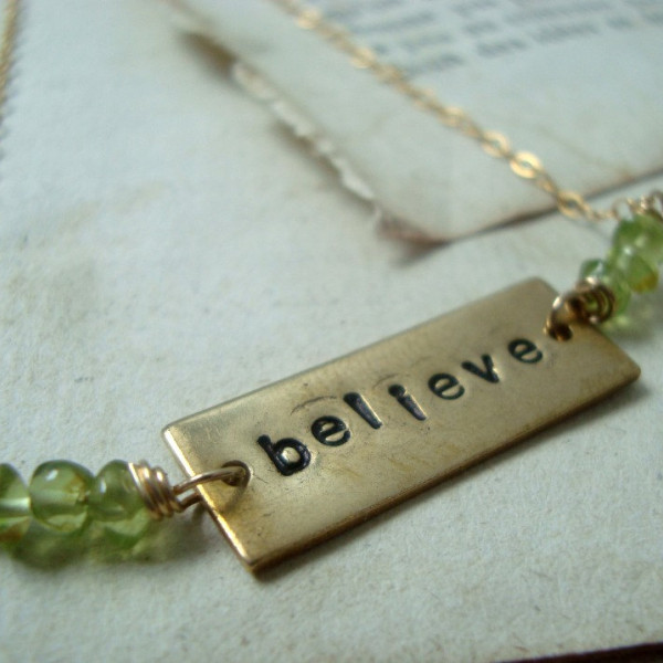 Glauben Sie Halskette mit Peridot Messing Schmuck Hand Stamped August Birthstone Inspiration Brautjungfer Halskette Geschenke für unter 50 Gemstone