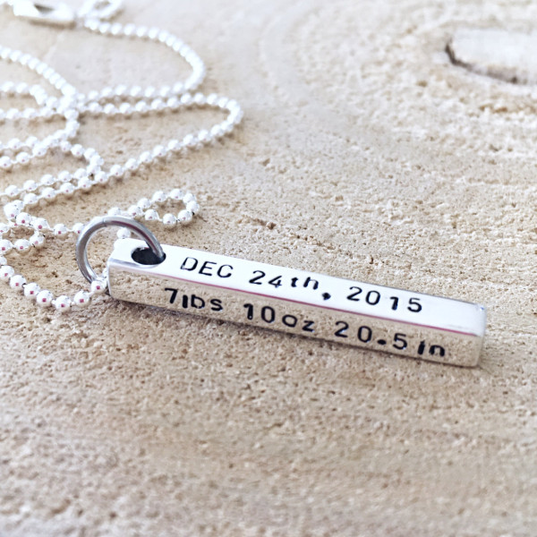 Geburt Details der Geschenk - New Mom Halskette - Custom Hand Stamped Halskette - Namenskette - personalisierte Schmuck - Rechteck Bar Schmuck