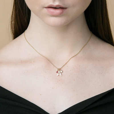 Benutzerdefinierte Initial Halskette mit Tiny Charms Personalisierte Goldbuchstabe Halskette Minimal Initial Charms Gold Personalisierte Initial PN01IDSA
