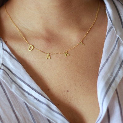 Vier Tiny Anfangshalskette - Gold Initial Halskette - MULTI Brief Halskette - silberne Halskette Familie - Großmutter Halskette - Schwestern Schmuck - Mom Halskette