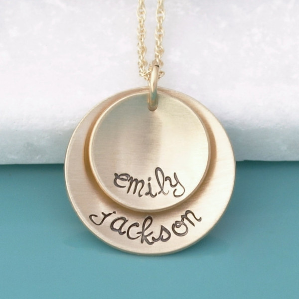 Gold Mom Halskette mit Kindernamen Layered 14k Gold füllen Runde Platte Anhänger mit Namen Stamped Halskette Gold Mom Mutter Necklace