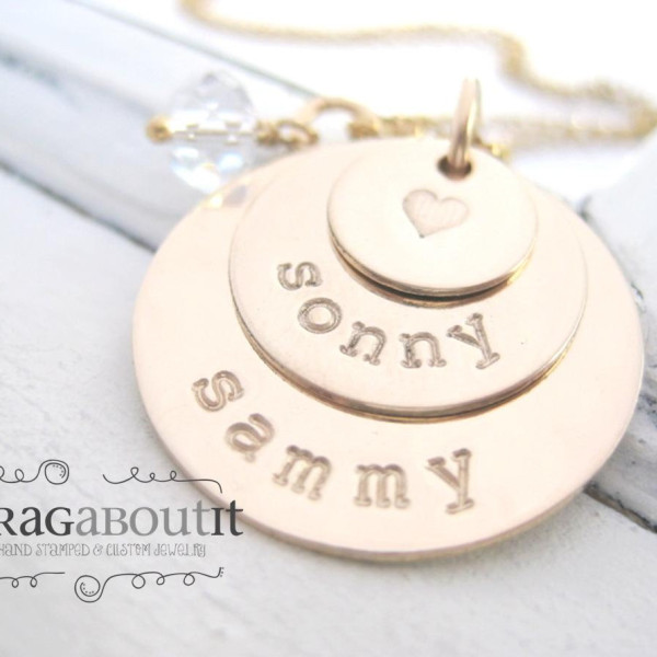 Hand Stamped Mommy Halskette Gold Personalisierte Schmuck Brag über es Stapel von Goldener Liebe