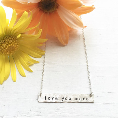 Liebe Sie mehr Halskette aus Sterling Silber gehämmert Bar Anhänger Geschenk für Muttertag
