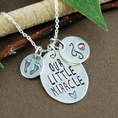 New Mom Halskette - Baby Fuß Halskette - Hand Stamped Anfängliche Halskette - Mütter Halskette - neues Baby - Schieben - Geschenk für Mama