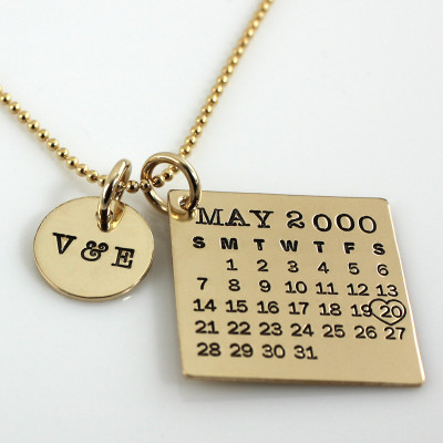 Personalisierte Kalender Halskette Hand gestempelt Mark Kalender Gold gefüllt Halskette mit ‚You & Me‘ Charme und